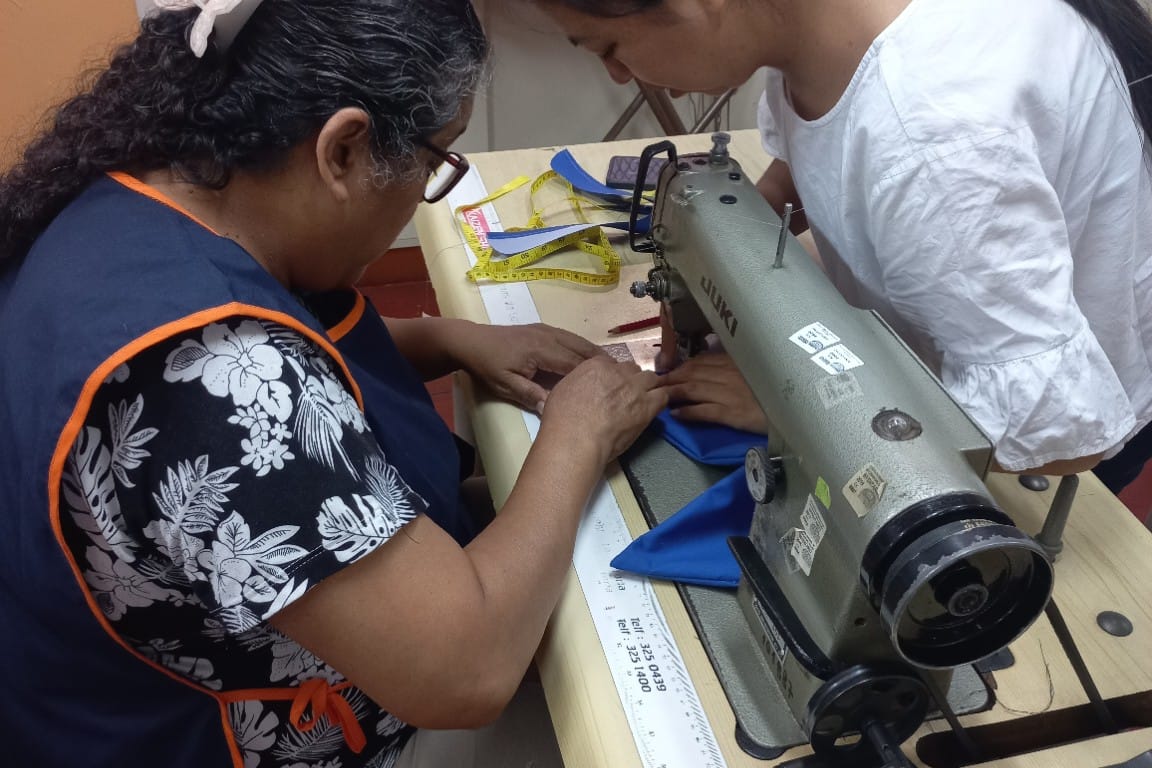 Estudiantes realizando prácticas de costura