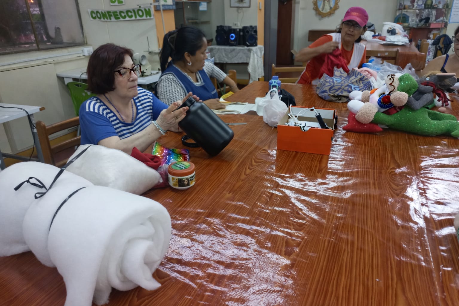 Muestra de bolsos y accesorios de cuero