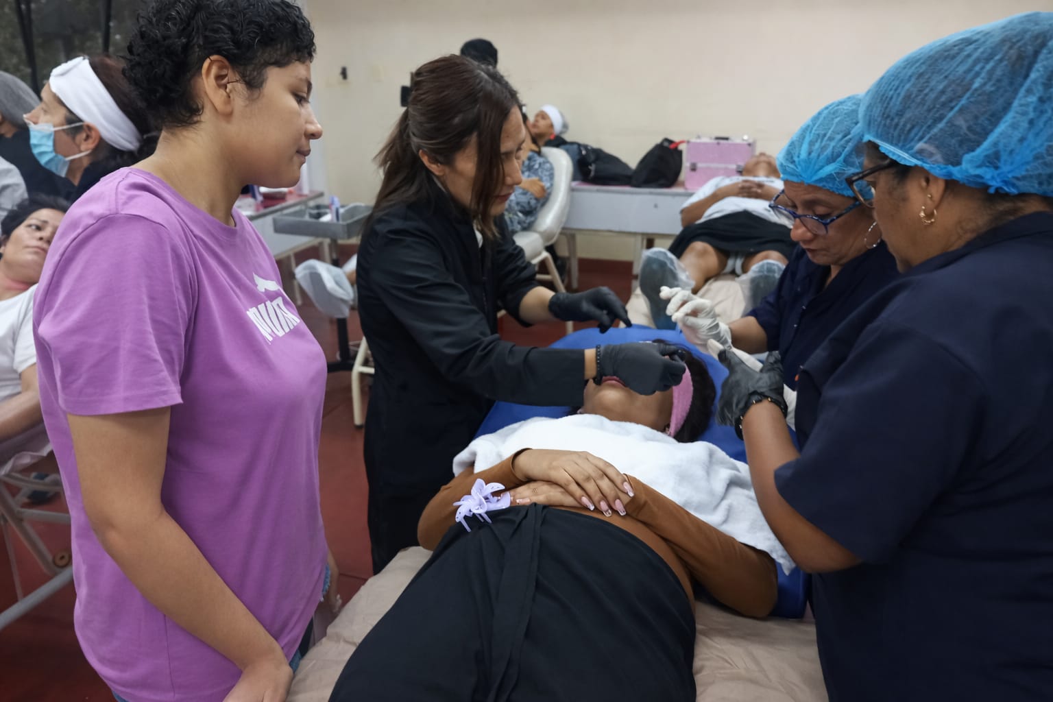 Estudiantes realizando prácticas de estilismo
