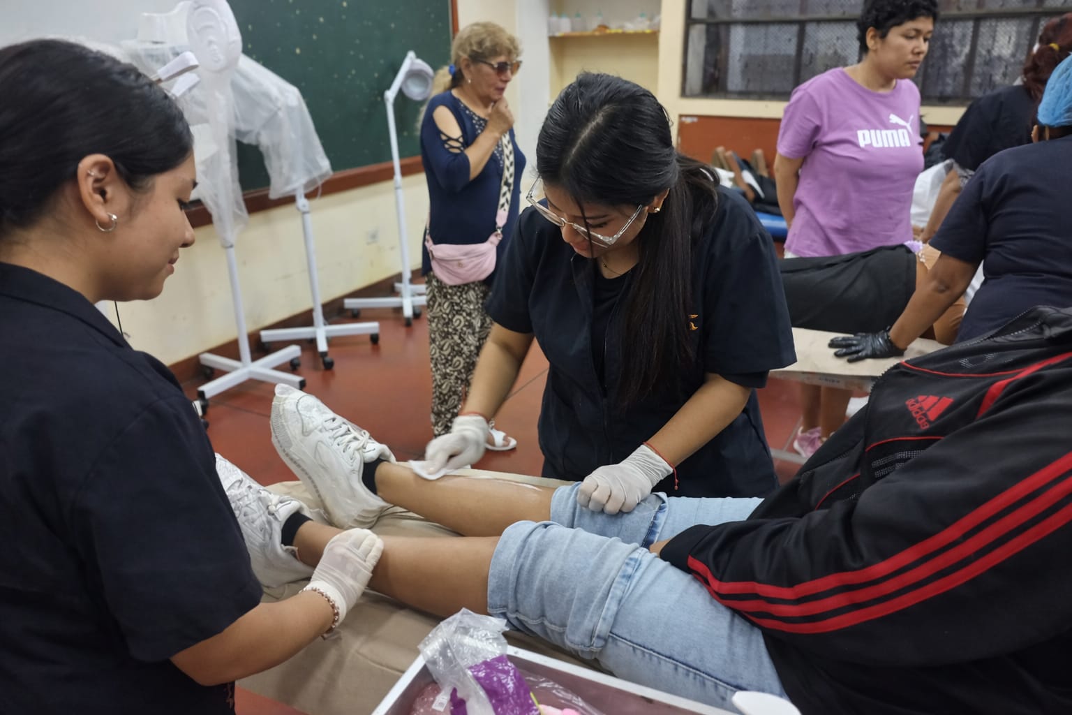 Práctica de corte y peinado en taller de estilismo